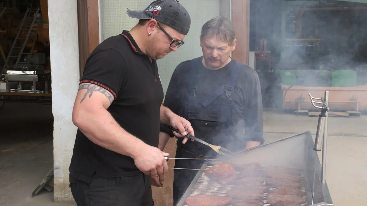 der-grillmeister-bei-der-arbeit