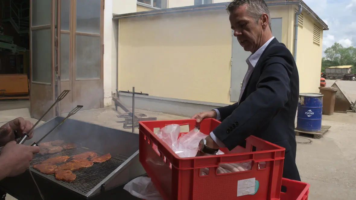 grillen-fuer-alle-mitarbeiter-genuegend-fleisch-ist-da