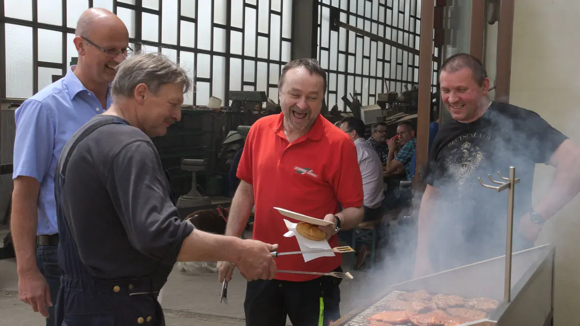 grillfeier-ziegelwerk-donauwoerth-gemeinsam-hat-man-spass