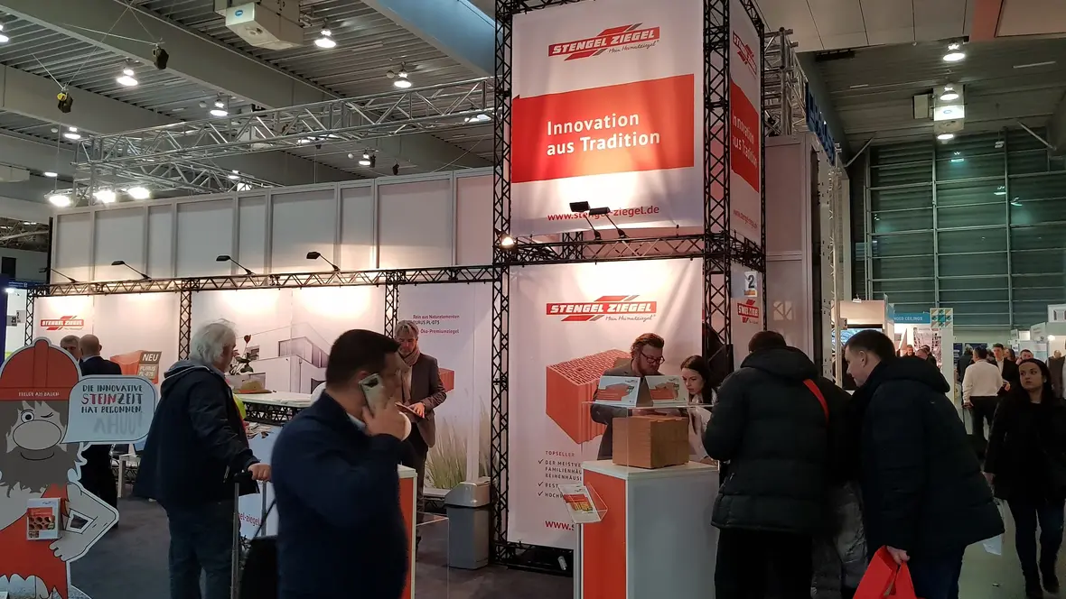 hohe-interesse-am-messestand