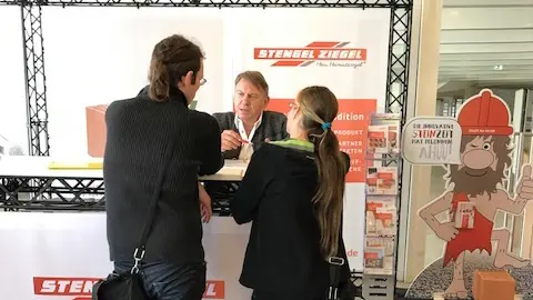 auf-der-messe-rund-um-das-haus-in-ludwigsburg-pflegen-wir-den-guten-kontakt-zum-kunden