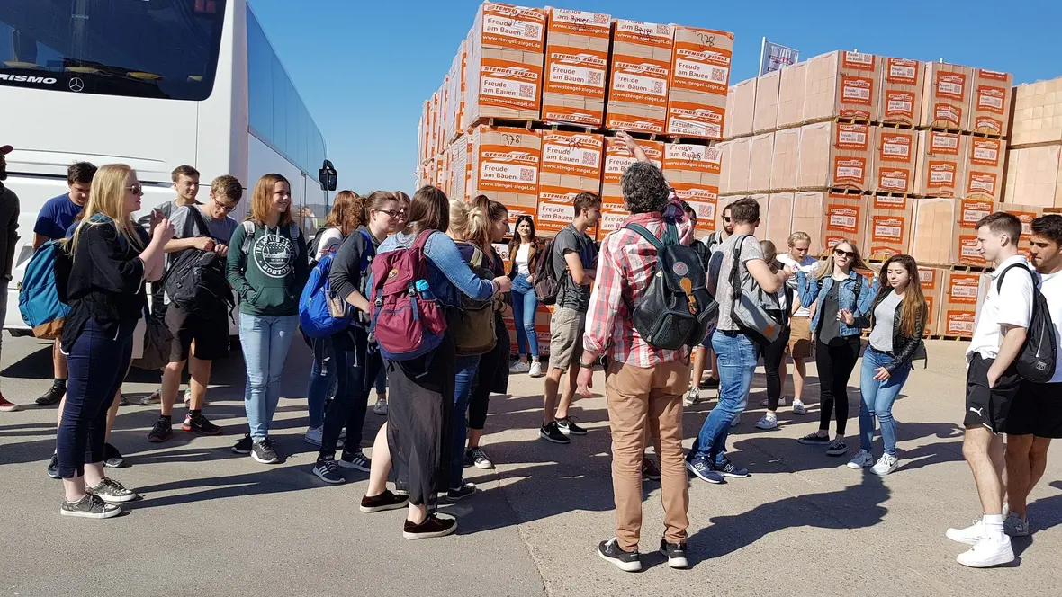 45-studenten-der-hochschule-augsburg-besichtigen-das-ziegelwerk-in-donauwoerth